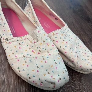 Woman’s Tom’s size 7.5. Color, cream, and pink. Like new.